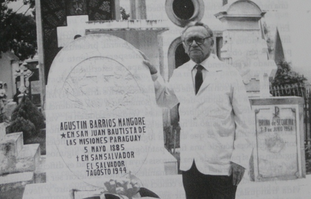 Dr. Roberto Bracamonte junto a la tumba de Mangoré.