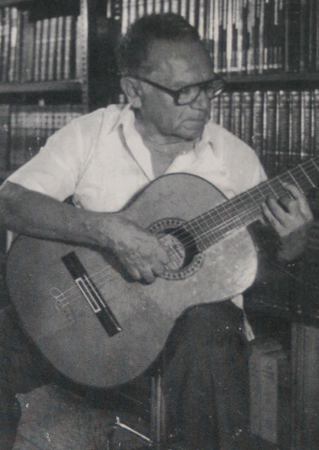 Dr. Roberto Bracamonte tocando guitarra