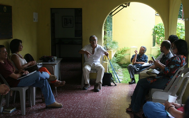 Ricardo Castrorrivas se dirige a los alumnos del Taller de Novela, octubre de 2012