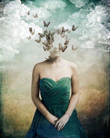 Mujer y mariposas de Christian Schloe