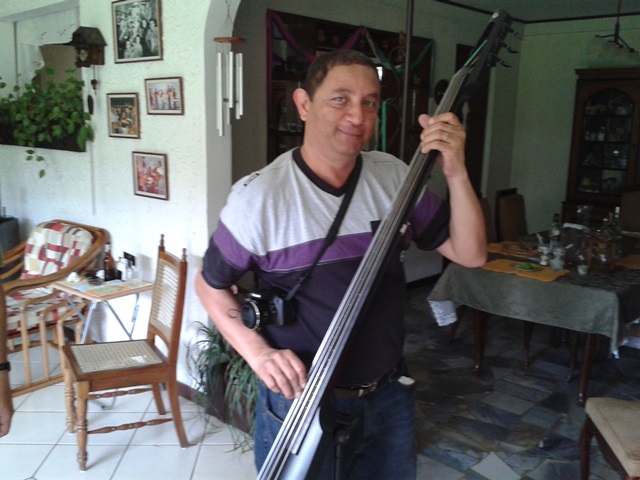 Óscar tocando el contrabajo 2013-08-04 - copia