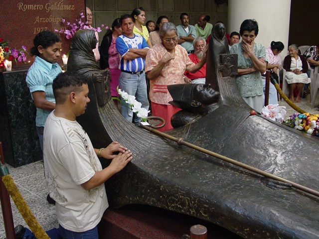 TUMBA DE MONSEÑOR ROMERO. Fotografía por Óscar Perdomo León