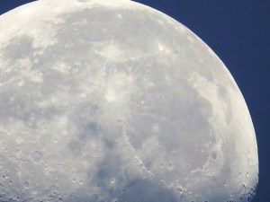 La luna gira hermosa y misteriosa. Fotografía tomada por Óscar Perdomo León
