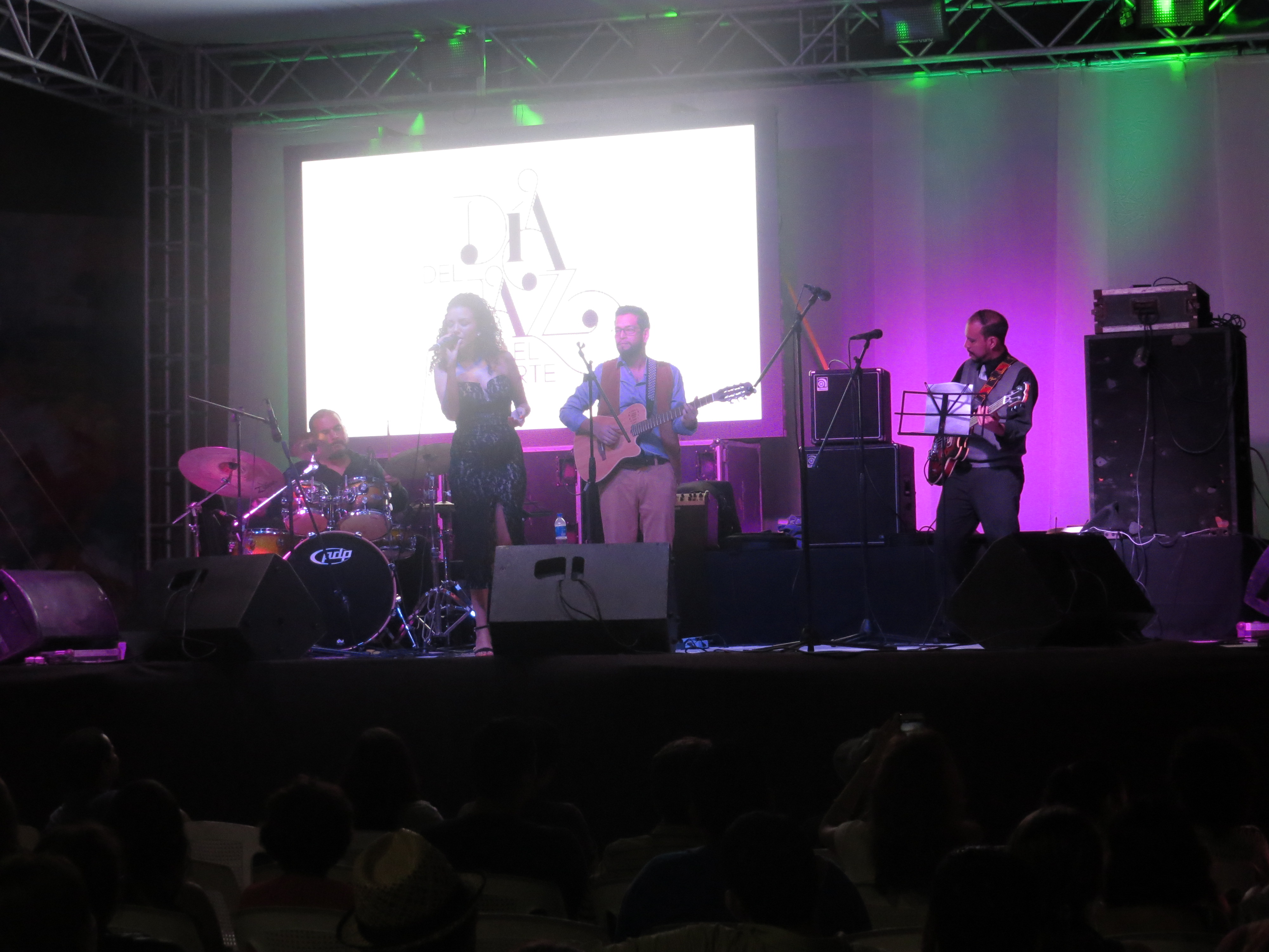 Nadia Maltez y su grupo