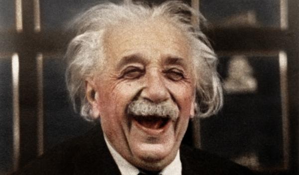 Albert Einstein ríe