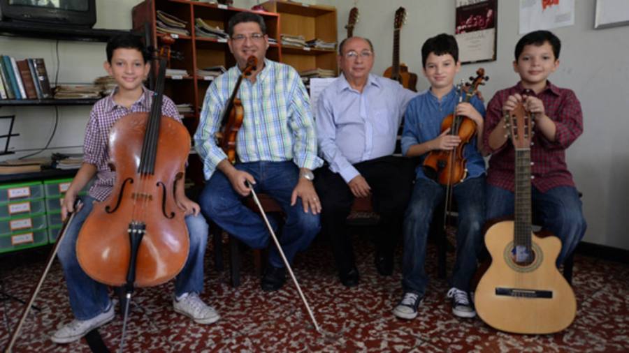 Cuatro generaciones de músicos, Santiago, Julio (hijo), Julio, Marcelo, con el legado del reconocido compositor José Napoleón Rodríguez