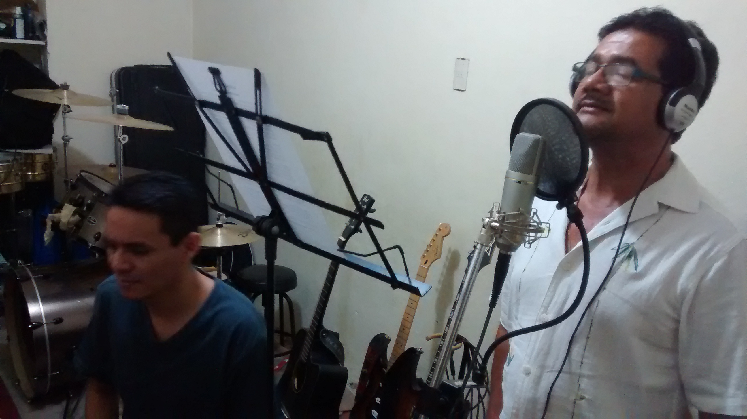 Fito Deras cantando y Arecio De León grabándolo