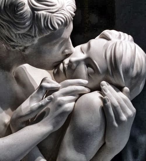 El beso. Escultura hecha por Yves Pires.