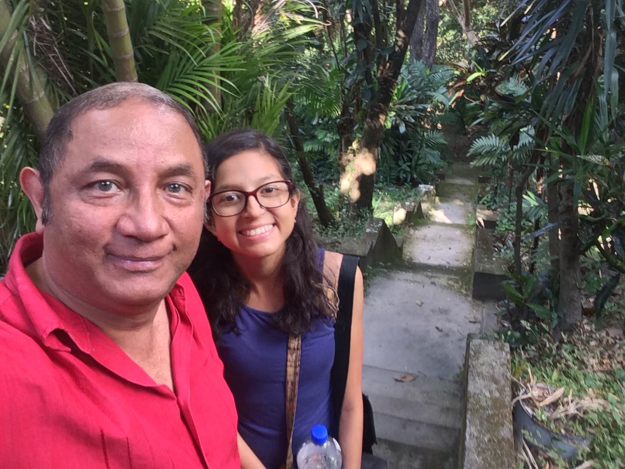 Beatriz Andrea Perdomo Pacas en la casa de Salarrué.